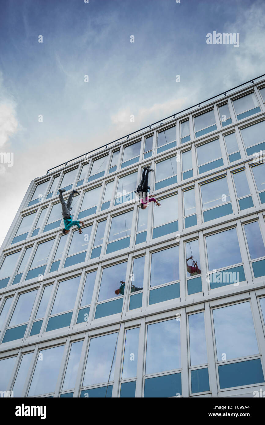 Regarder la foule Bandaloop groupe danse verticale d'effectuer au cours de l'Islande, Reykjavik Arts Festival. Banque D'Images