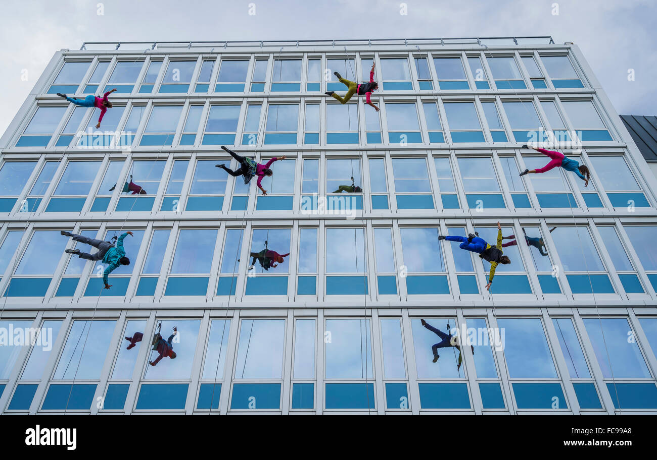 Regarder la foule Bandaloop groupe danse verticale d'effectuer au cours de l'Islande, Reykjavik Arts Festival. Banque D'Images