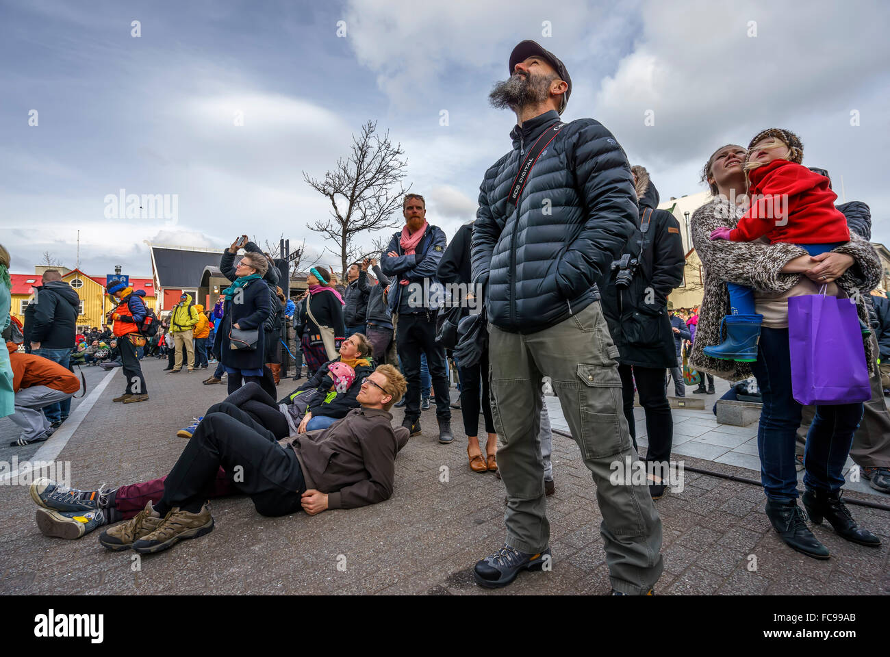 Regarder la foule Bandaloop groupe danse verticale d'effectuer au cours de l'Islande, Reykjavik Arts Festival. Banque D'Images