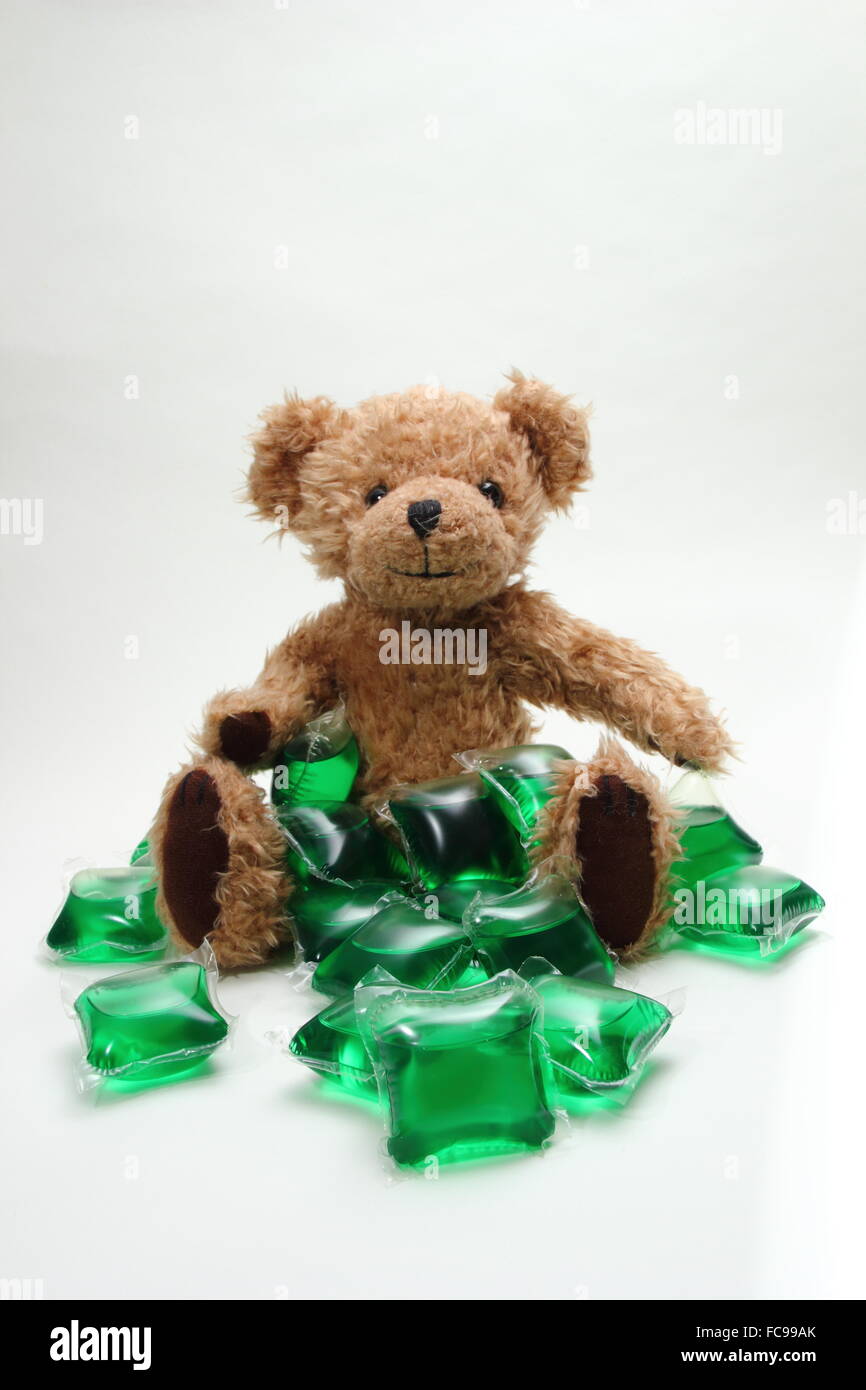 Un jouet d'enfant ours est assis par lessive liquide biologique capsules - UK, 2015 Banque D'Images