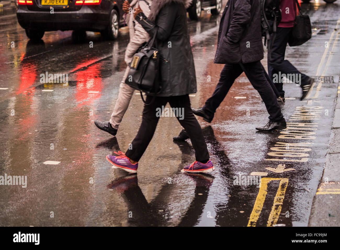 Les personnes qui traversent Road, Londres, Angleterre, Royaume-Uni Banque D'Images