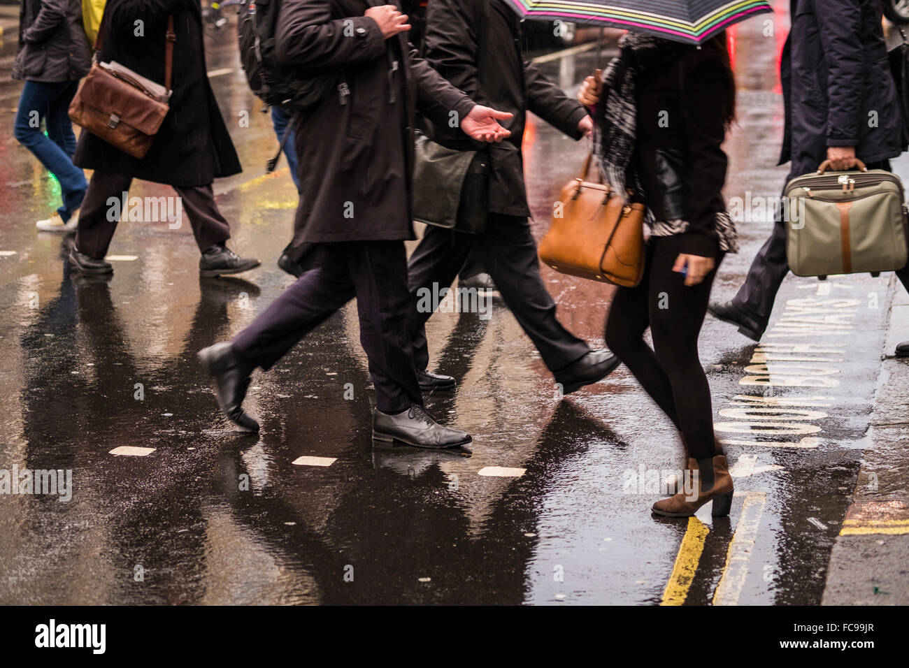 Les personnes qui traversent Road, Londres, Angleterre, Royaume-Uni Banque D'Images