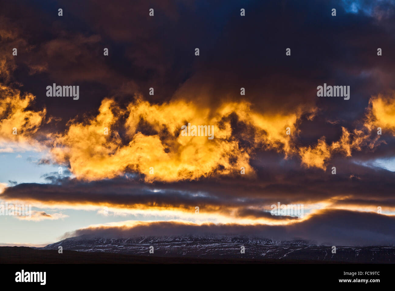 Le coucher du soleil et nuages sur la vallée de Langidalur, le nord de l'Islande Banque D'Images