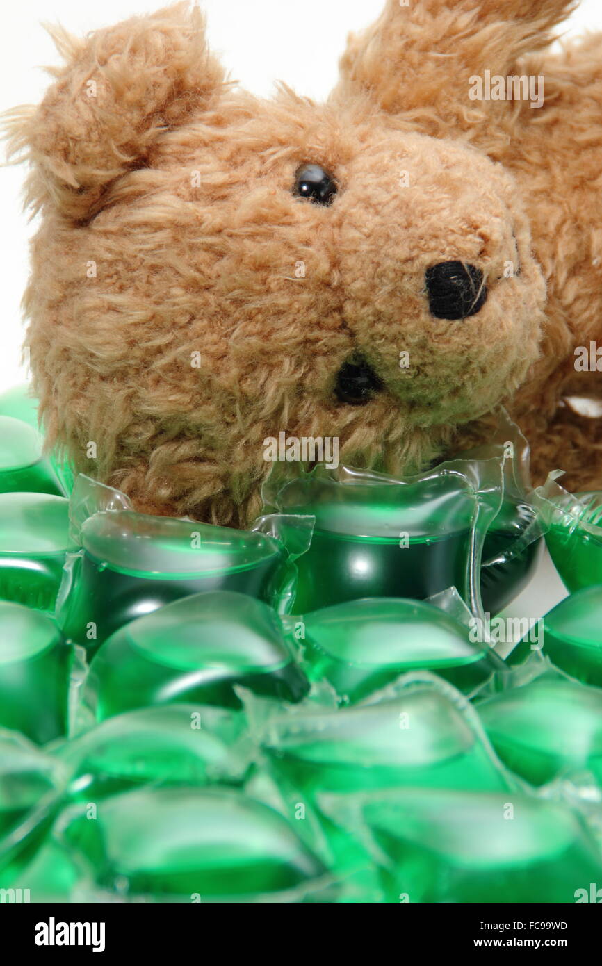 Un jouet d'enfant ours établit par le détergent à lessive liquide capsules - UK Banque D'Images
