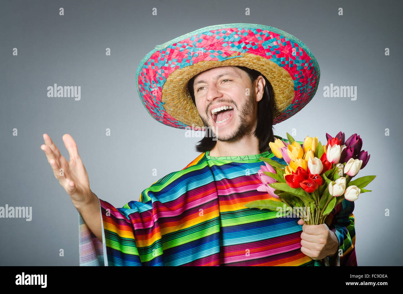 L'homme du Mexique avec fleurs tulipes Banque D'Images