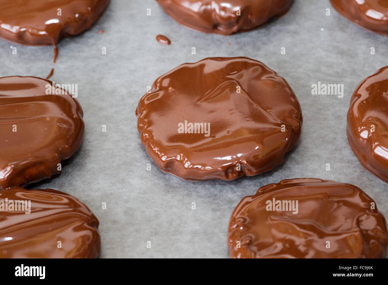 Des galettes de menthe poivrée et de feux fraîchement glacé le chocolat fondu. Banque D'Images