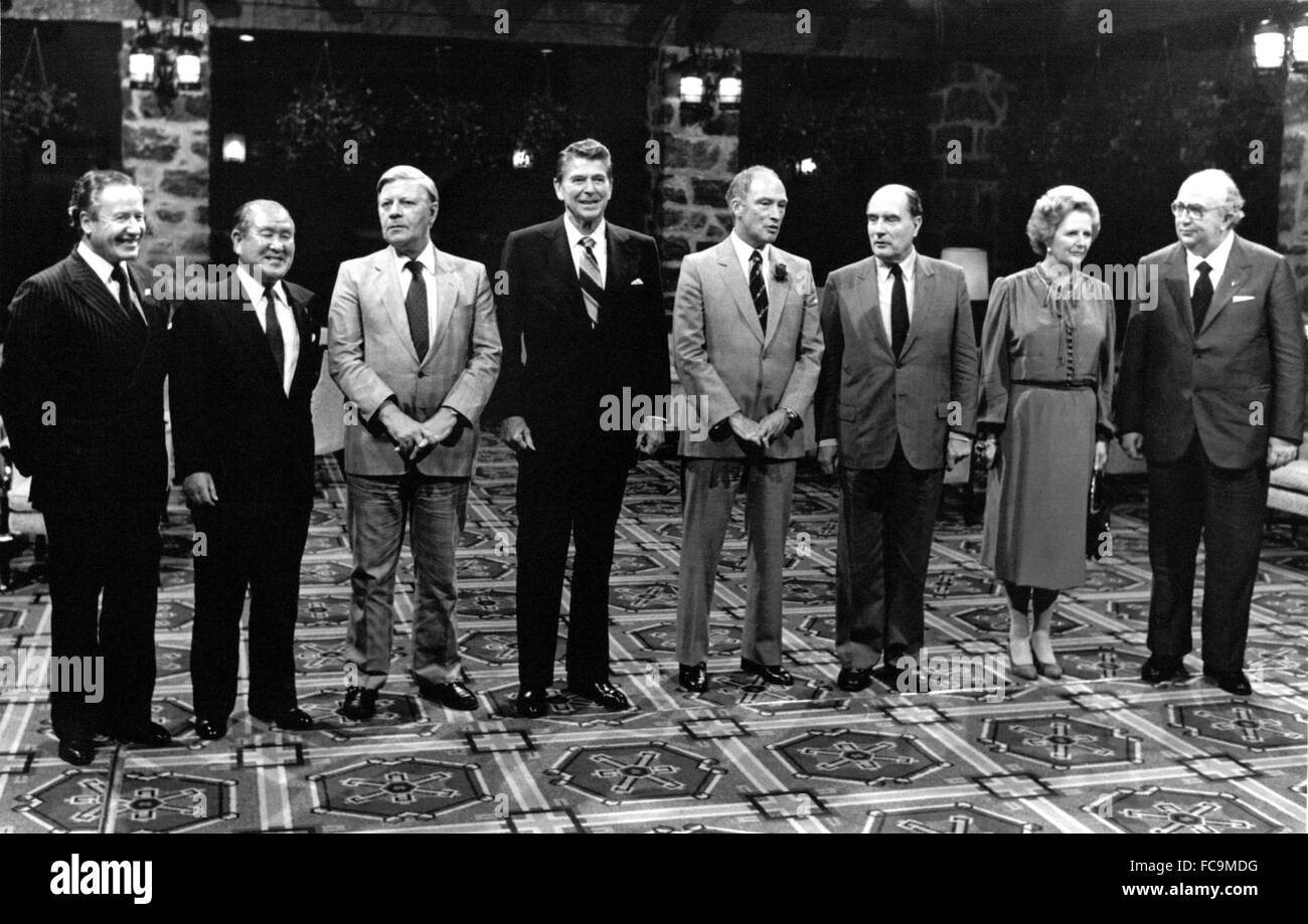 Les dirigeants du G-7 posent pour une photo de groupe au Château Montebello à Montebello, Québec, Canada le 20 juillet 1981. De gauche à droite : le Président Gaston Thorn, de la Commission européenne, premier ministre Zenko Suzuki du Japon, le chancelier Helmut Schmidt, de l'Allemagne de l'Ouest, le président des États-Unis, Ronald Reagan, le premier ministre du Canada Pierre Elliott Trudeau, le président François Mitterrand de la France, le premier ministre Margaret Thatcher du Royaume-Uni, et le premier ministre Giovanni Spadolini de l'Italie. Le mauvais temps a forcé la session de photo à déplacer à l'intérieur. Pool Crédit : via CNP - AUCUN FIL SERVICE - Banque D'Images