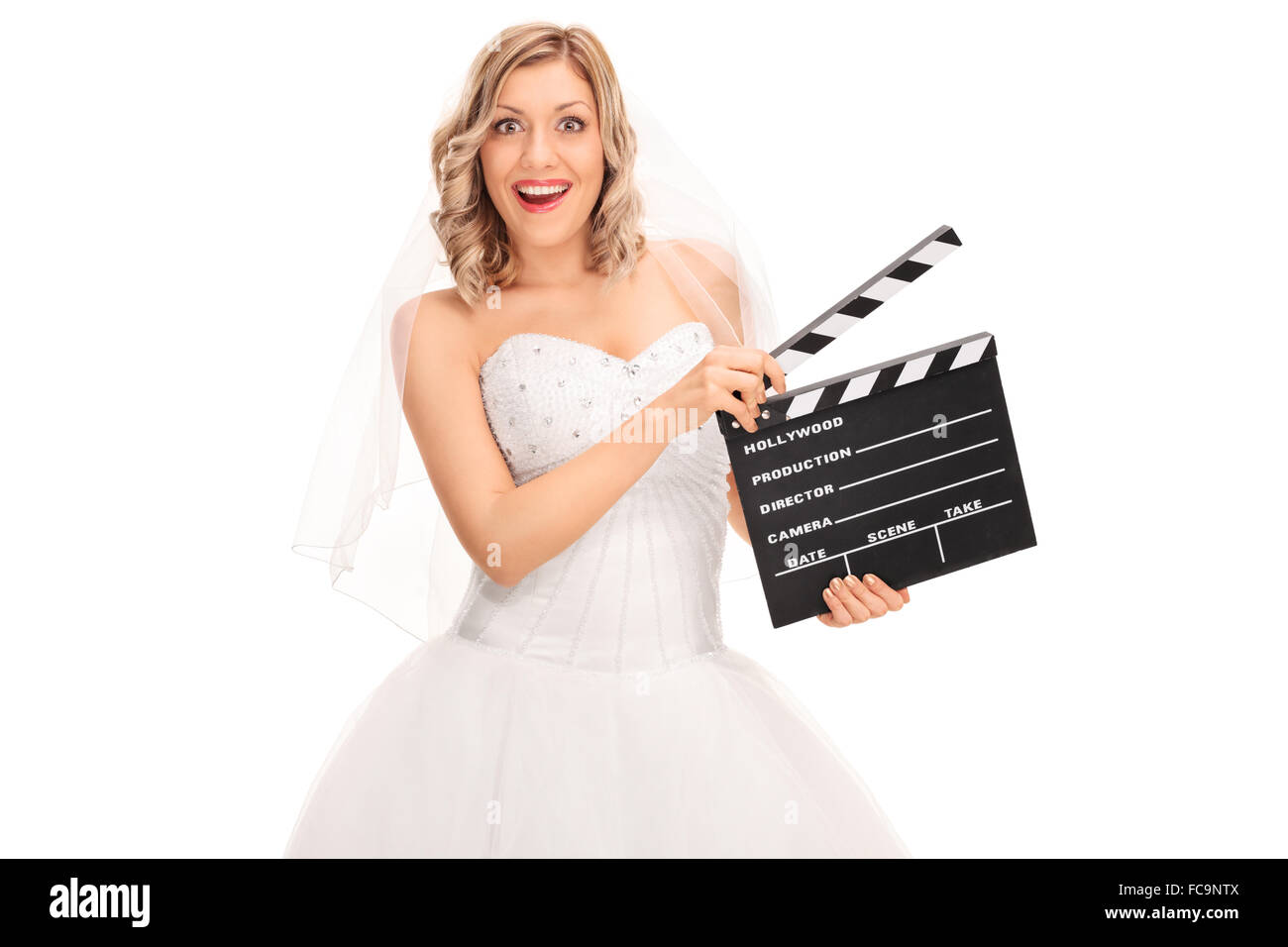 Jeune mariée joyeuse dans une robe de mariée blanche tenant un film clap isolé sur fond blanc Banque D'Images