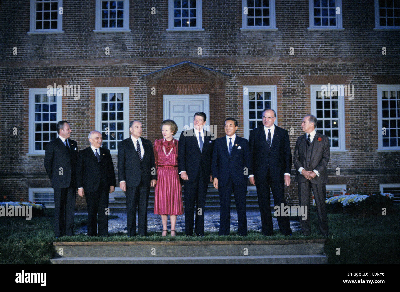 'Photo de classe' du G-7 à partir du sommet économique de l'arrière jardin de Carter's Corner à Williamsburg, Virginie le 28 mai 1983. De gauche à droite : le Président Gaston Thorn, de la Commission européenne, premier ministre Amintore Fanfani de l'Italie, le président François Mitterrand de la France, le premier ministre Margaret Thatcher du Royaume-Uni, le président des États-Unis, Ronald Reagan, le Premier Ministre japonais Yasuhiro Nakasone, le Chancelier Helmut Kohl de l'Allemagne de l'Ouest, et le premier ministre Pierre Trudeau du Canada. Credit : Arnie Sachs/CNP - AUCUN FIL SERVICE - Banque D'Images