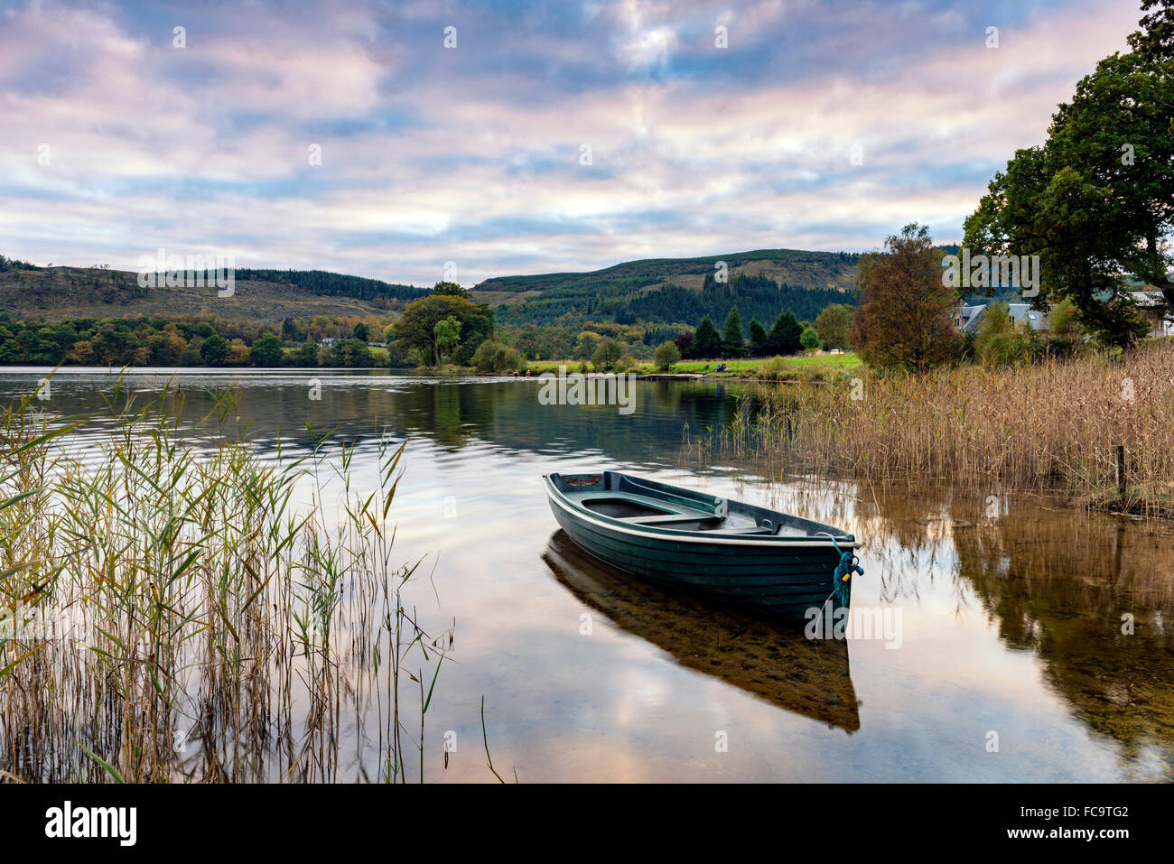 Lumière du soir sur un bateau à rames sur les rives du Loch Ard dans les Trossachs Banque D'Images