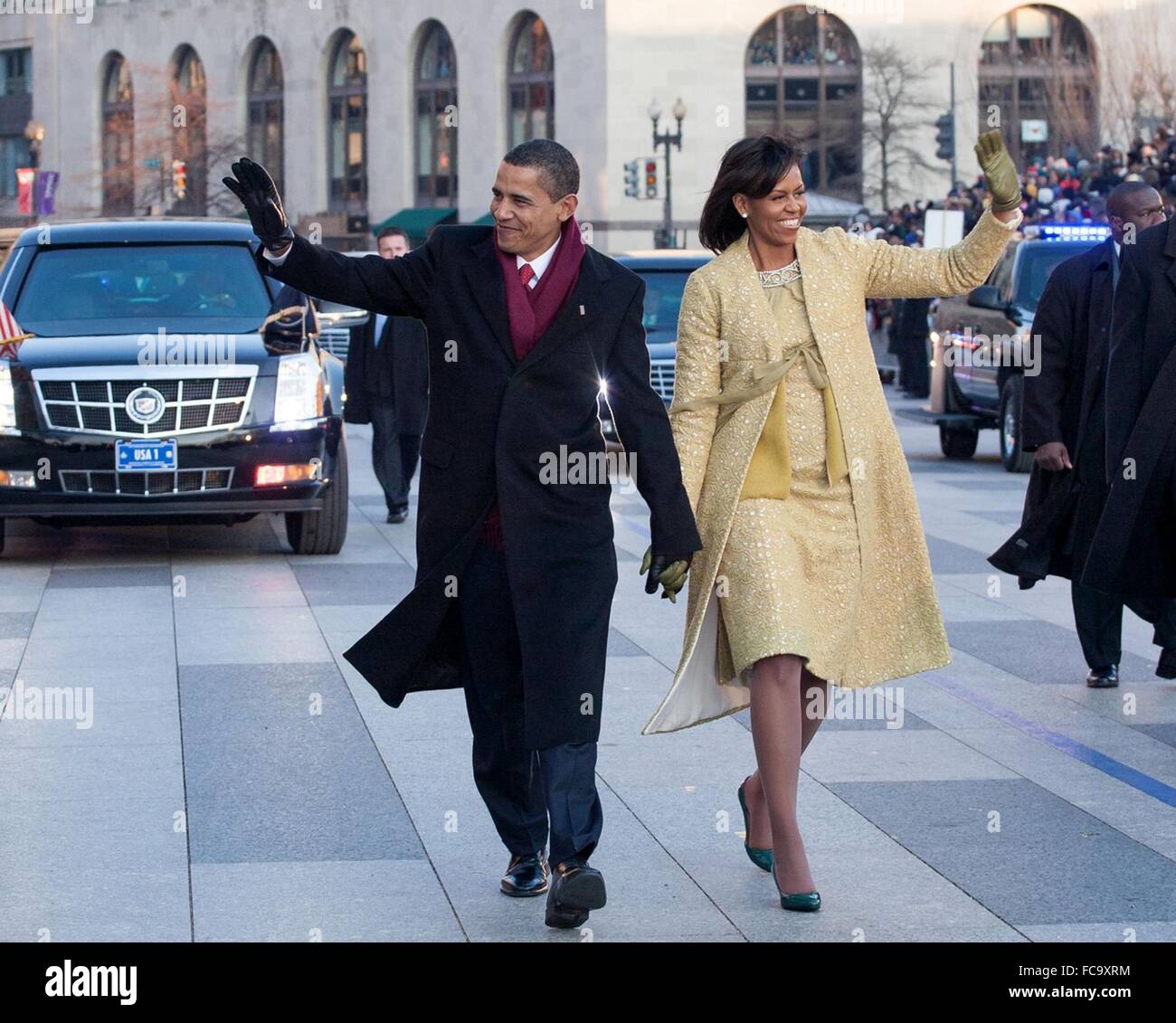Président américain Barack Obama et la Première Dame Michelle Obama vague comme ils marchent à l'itinéraire du défilé à la suite de la 44e cérémonie d'investiture présidentielle à l'U.S Capitol le 20 janvier 2009 à Washington, DC. Banque D'Images