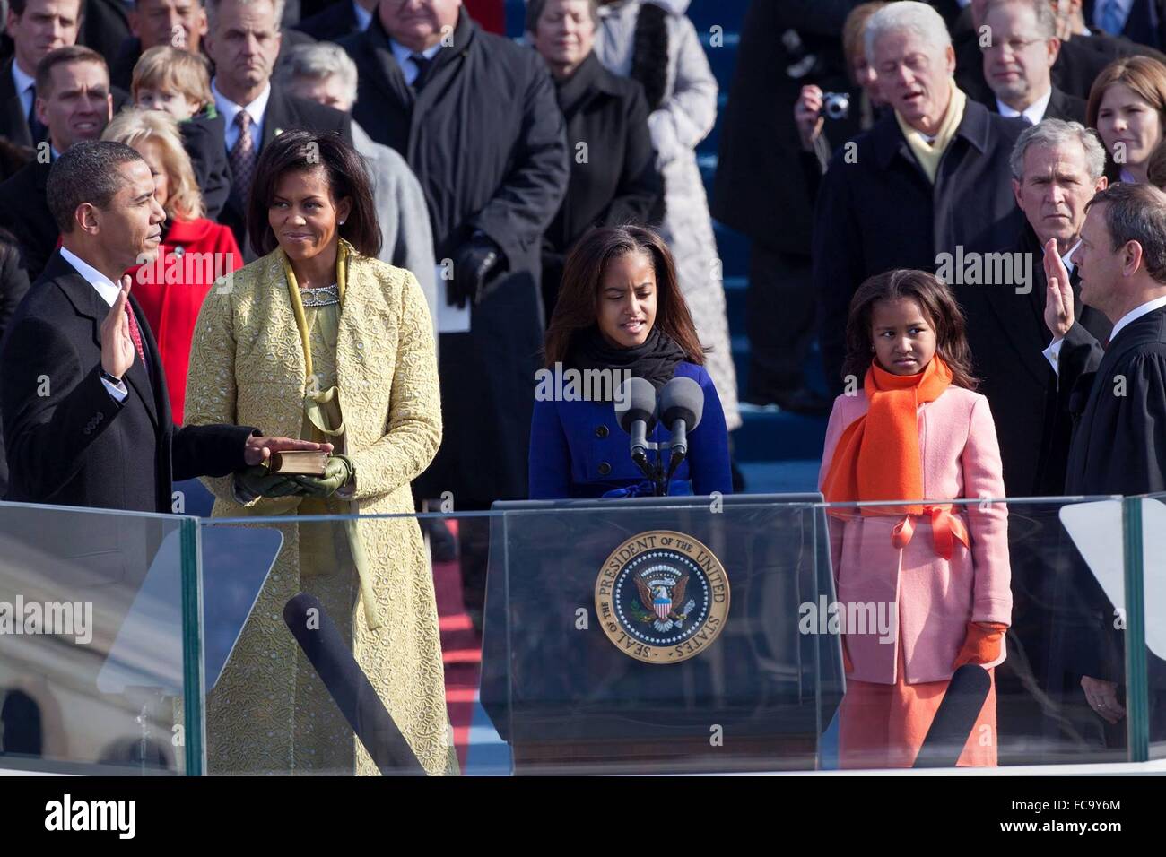 Président américain Barack Obama a prêté serment sur une Bible tenu par la Première Dame Michelle Obama en tant que filles Malia et Sasha lui présenter à la 44e Cérémonie d'investiture à l'U.S Capitol le 20 janvier 2009 à Washington, DC. Banque D'Images