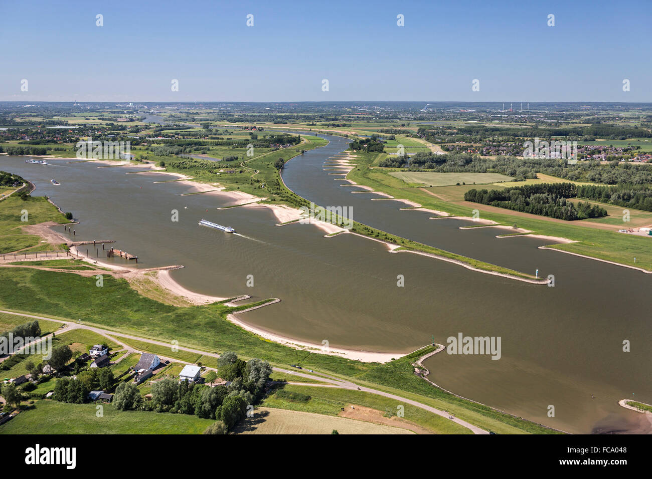 Pays-bas, Pannerden, Canal appelé Pannerdens Kanaal et cargo en rivière Waal. Aerial Banque D'Images