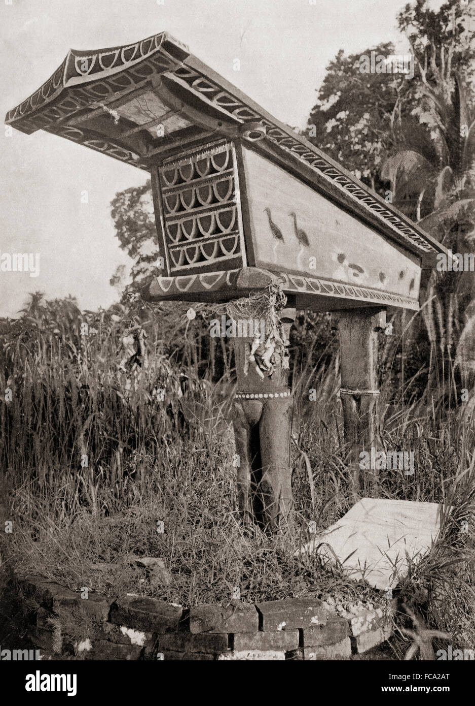 Un culte funéraire richement décorées sur l'une des îles Salomon, de l'Océanie. Après une 19e cenutry photographie. Banque D'Images