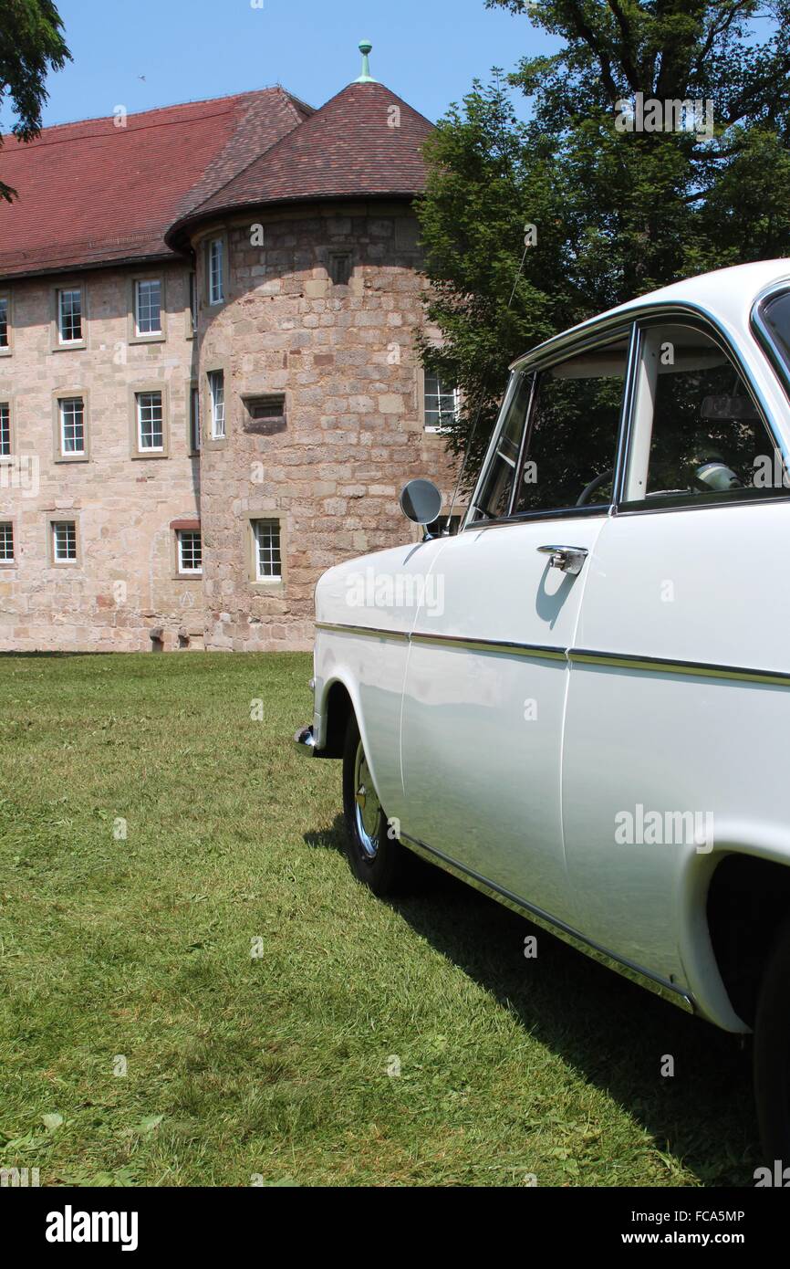 Oldtimer en face d'un château Banque D'Images