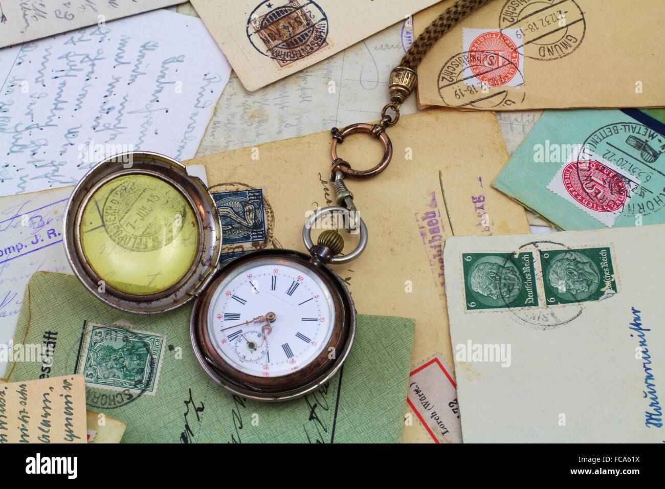 Ancienne montre de poche et des lettres Banque D'Images