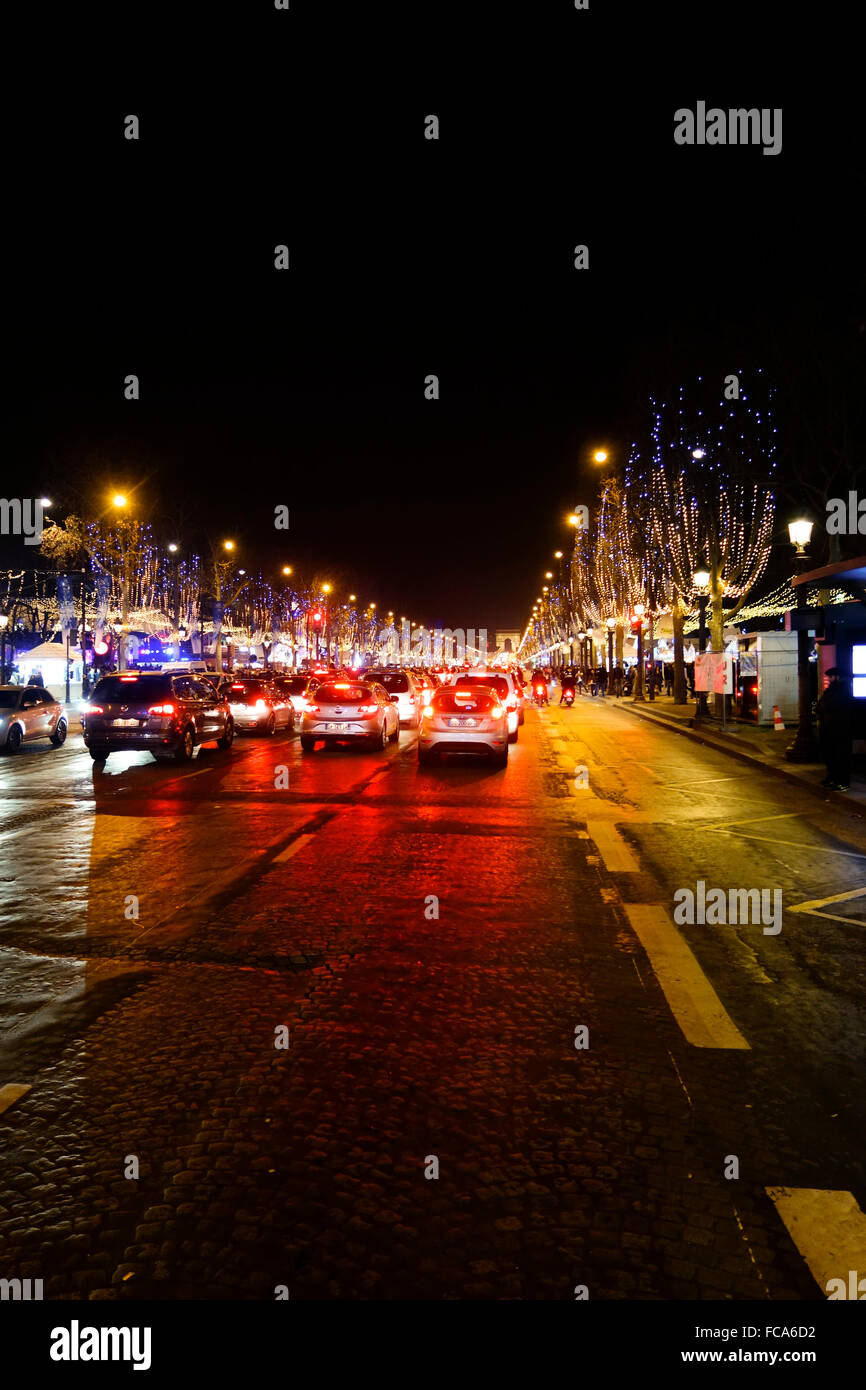 Les Champs Elysées la nuit à l'Arc de Triomphe et de trafic, le temps de Noël, Paris, France. Banque D'Images