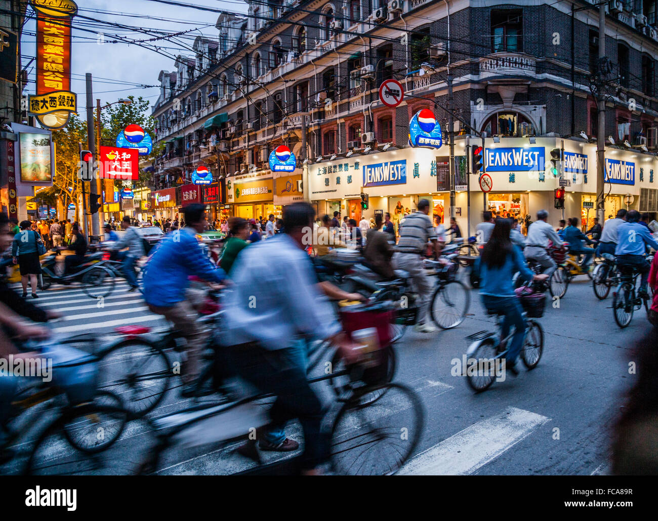 Chine, Shanghai, Nanjing Road intersection animée Banque D'Images