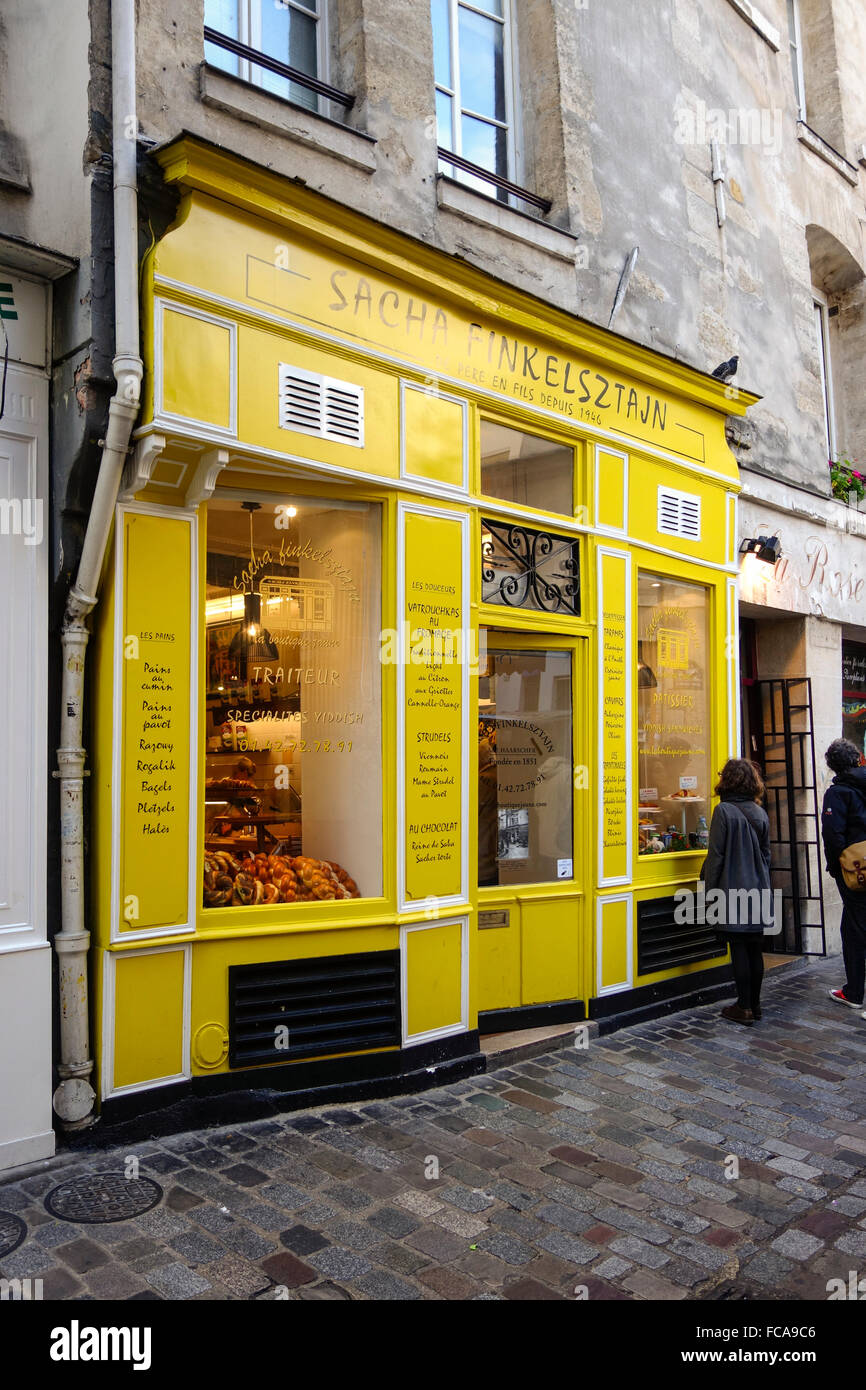 Sacha Finkelsztajn, Finkelstein Jewish bakery shop, avec le quartier juif de challot, rue des Rosiers, Marais, Paris, France. Banque D'Images