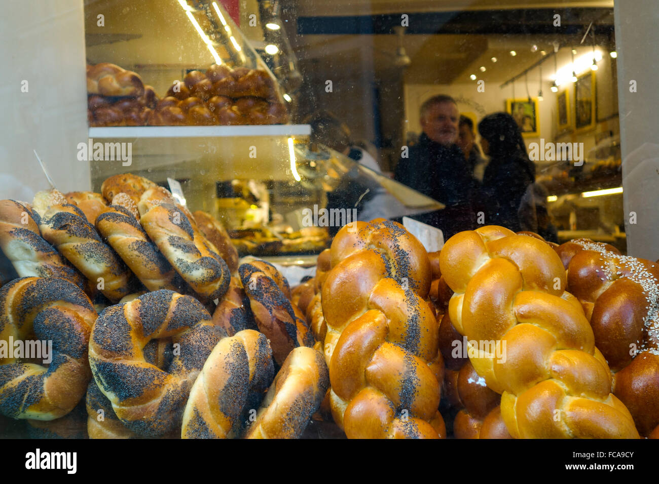 Boulangerie juive, avec fenêtre dans le quartier juif challot, rue des Rosiers, Marais, Paris, France. Banque D'Images