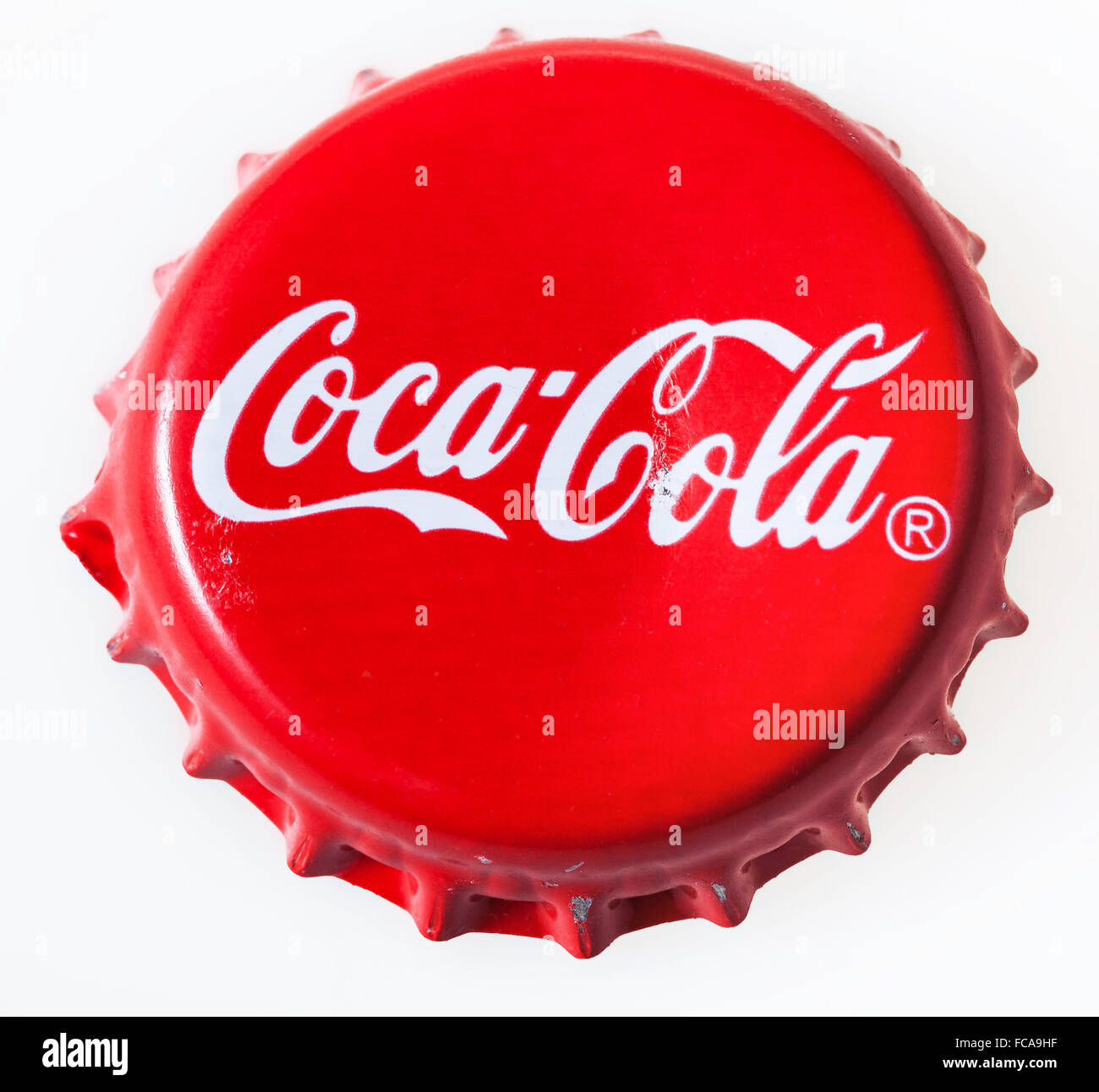 Moscou, Russie - 12 décembre 2105 : Vue de dessus utilisé bonnet rouge de la bouteille de verre de Coca-Cola. La Coca-Cola Company est un tea Banque D'Images