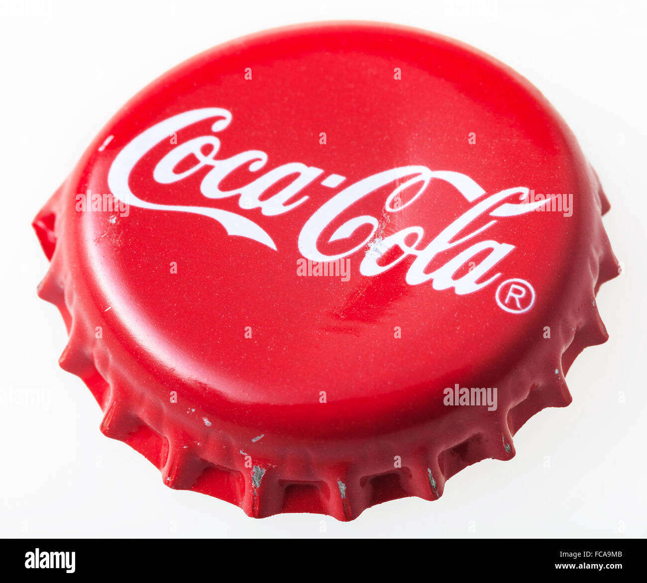 Moscou, Russie - 12 décembre 2105 : bonnet rouge de la bouteille de verre de Coca-Cola. La Coca-Cola Company est un Américain bevera Banque D'Images