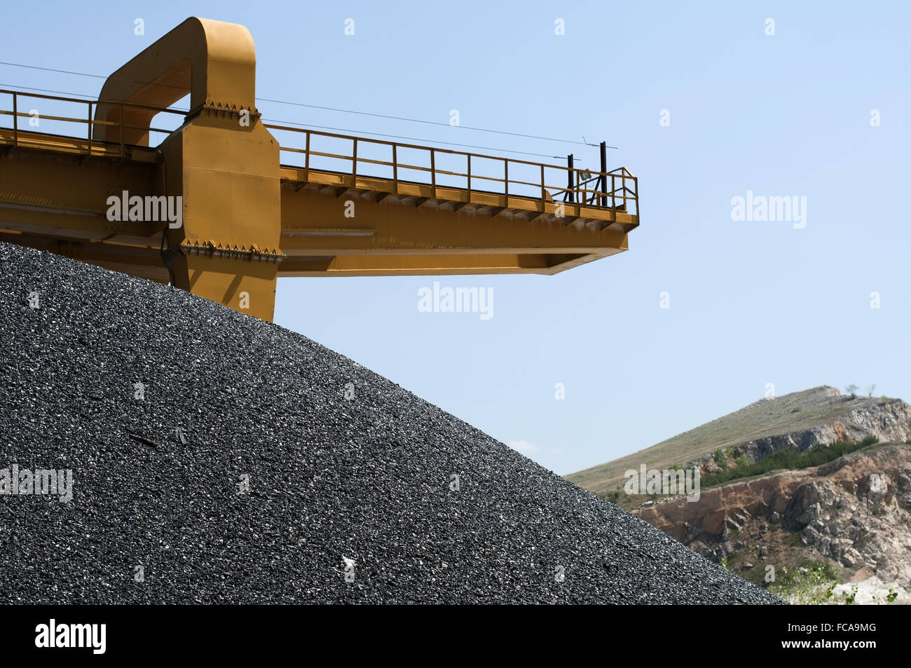 Pile d'asphalte et crane dans quarry Banque D'Images