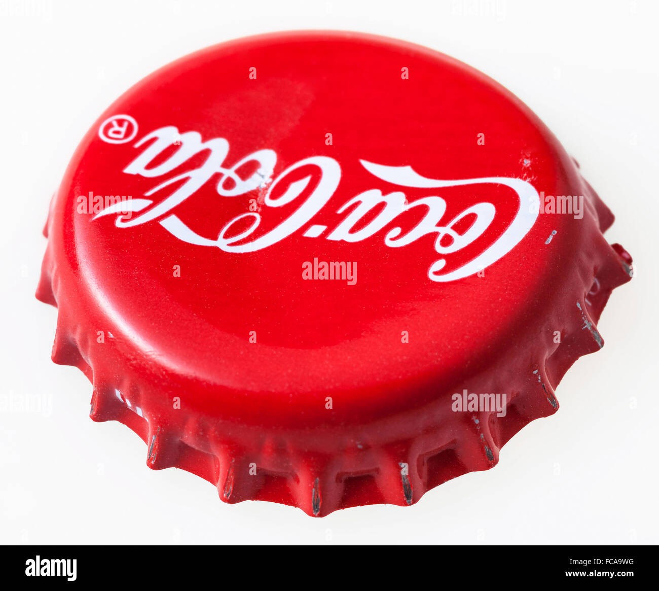 Moscou, Russie - 12 décembre 2105 : bouchon de vase rouge à partir de la boisson Coca-Cola. La Coca-Cola Company est un Américain beve Banque D'Images