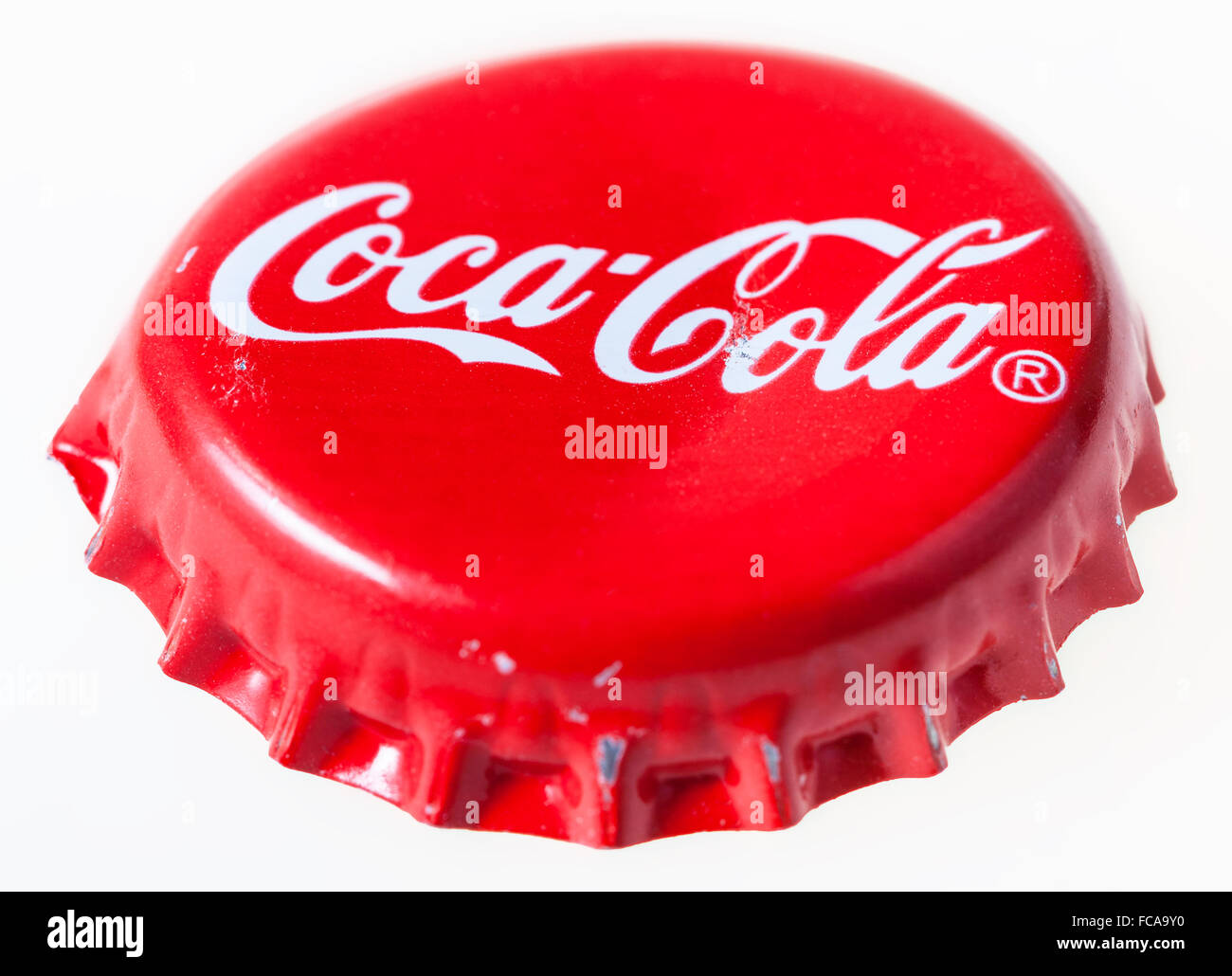 Moscou, Russie - 12 décembre 2105 : Red Crown Cork bouchon du flacon en verre de Coca-Cola. The Coca-Cola Company est un amer Banque D'Images