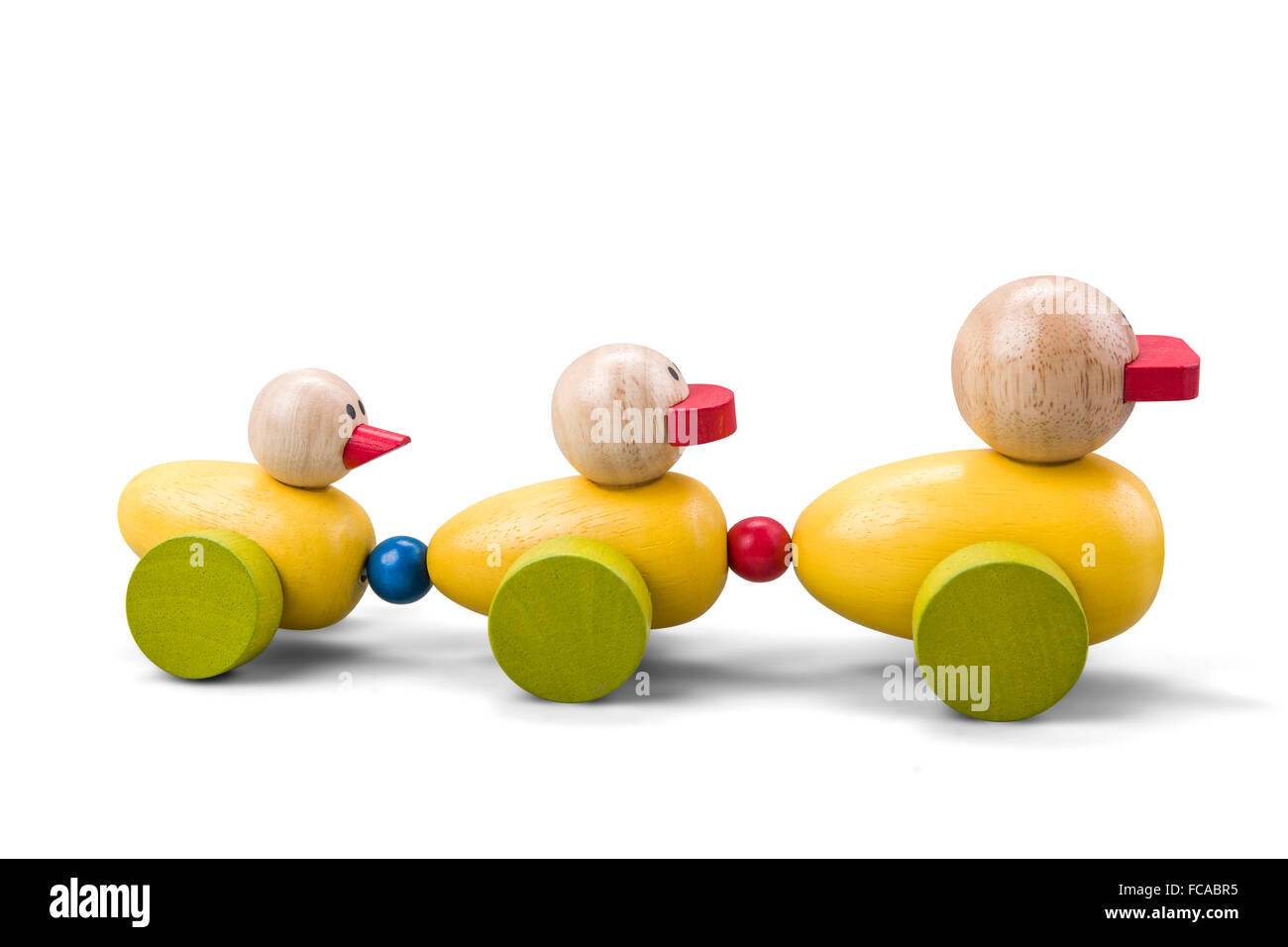 Canard en bois famille jouet train avec des pièces colorées isolated over white with clipping path Banque D'Images