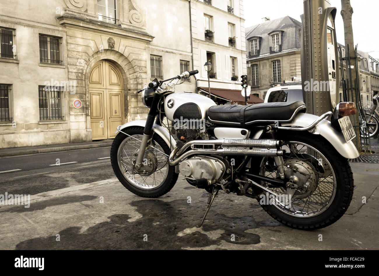 Honda CB classique noir bomber, un vélo garé dans le Marais, Paris. Banque D'Images