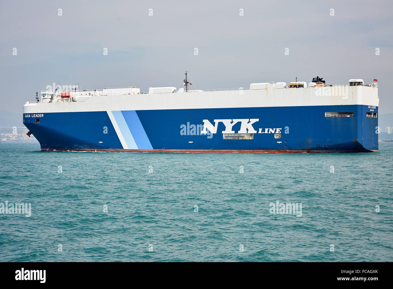 RoRo un navire transportant des véhicules navigue dans le chenal East Lamma vedette de la Tsing Yi terminal conteneurs de Hong Kong. Banque D'Images