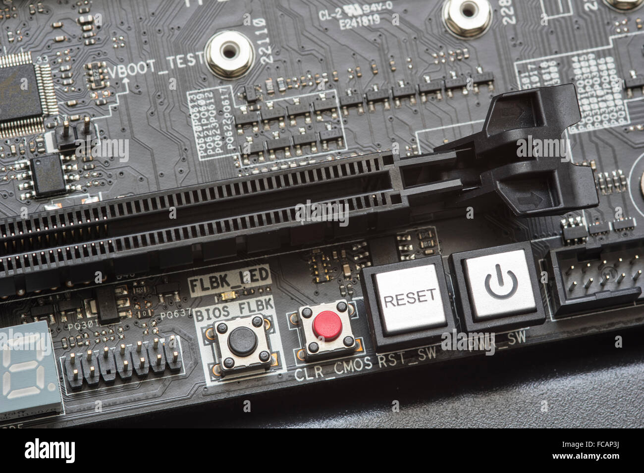 Connecteur PCI express et le bouton d'alimentation sur carte mère. Banque D'Images