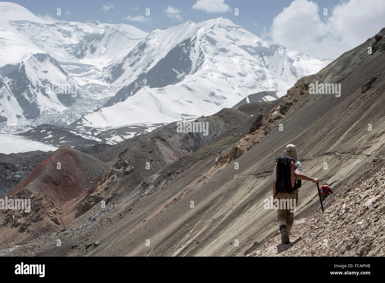 L'alpiniste dans l'approche de la pointe avancée de basecamp Lénine Banque D'Images