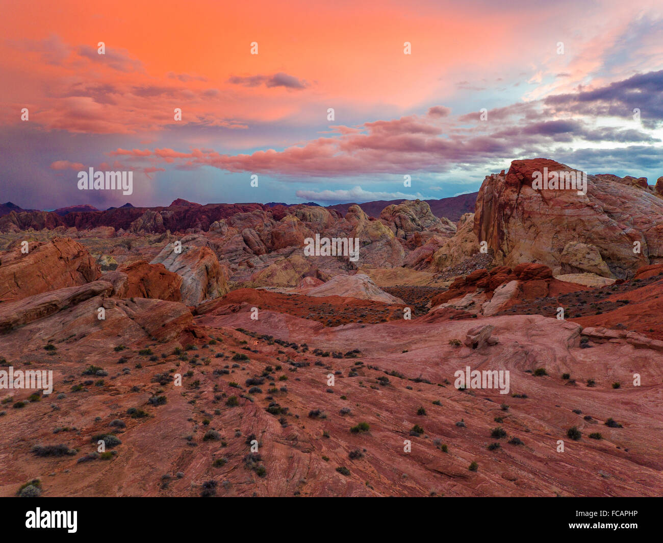 Les teintes rouges et roses éclatantes stimulent le sens visuel alors que le soleil se couche sur la bien nommée Vallée de Feu. Banque D'Images