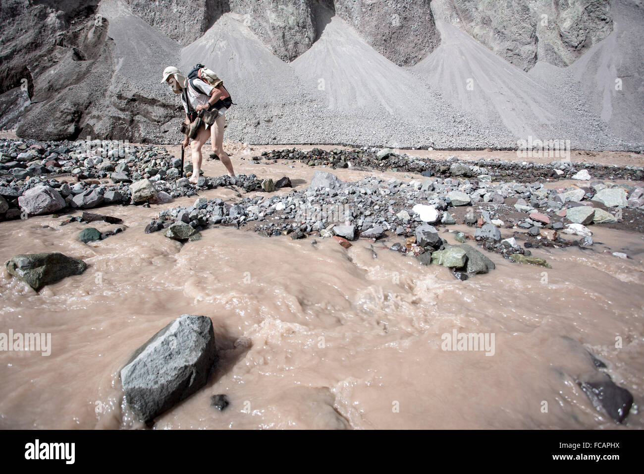 L'alpiniste dans l'approche de la pointe avancée de basecamp Lénine Banque D'Images