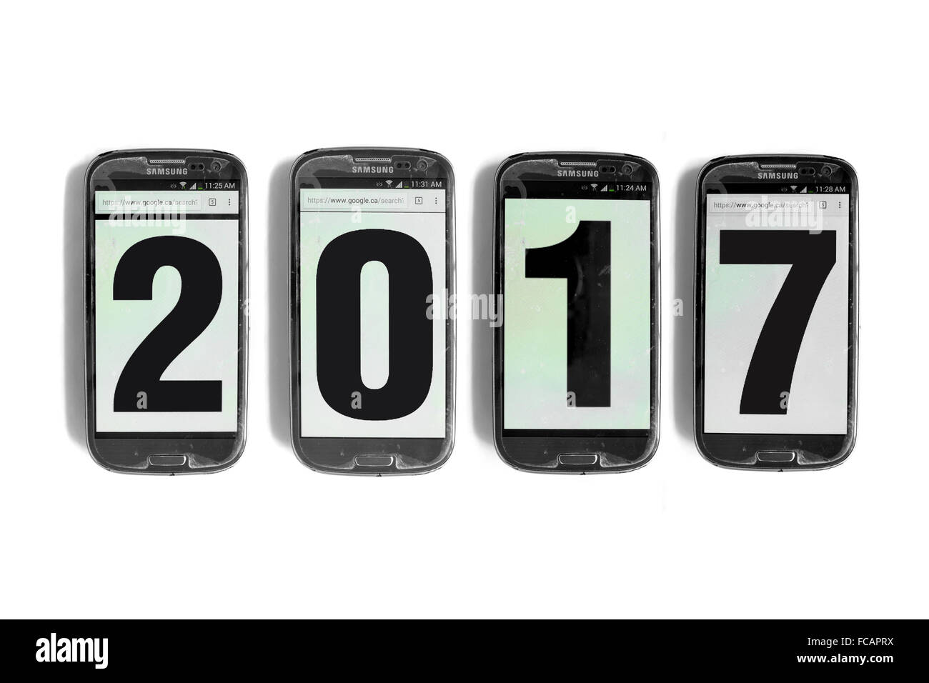 2017 écrit sur l'écran des smartphones photographié sur un fond blanc. Banque D'Images