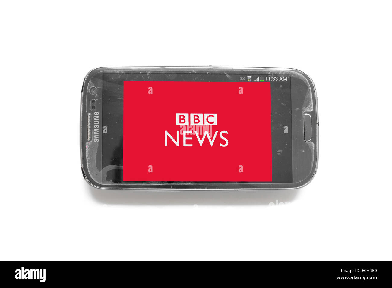La BBC News logo sur l'écran de smartphone photographié sur un fond blanc. Banque D'Images
