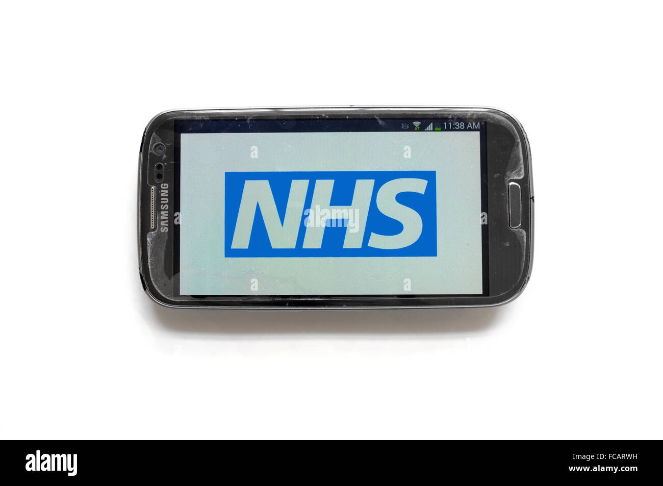 La NHS logo sur l'écran de smartphone photographié sur un fond blanc. Banque D'Images