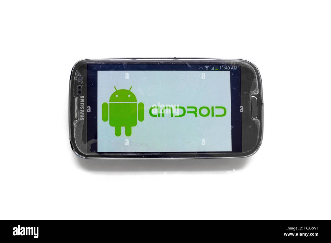 Le logo android à l'écran de smartphone photographié sur un fond blanc. Banque D'Images