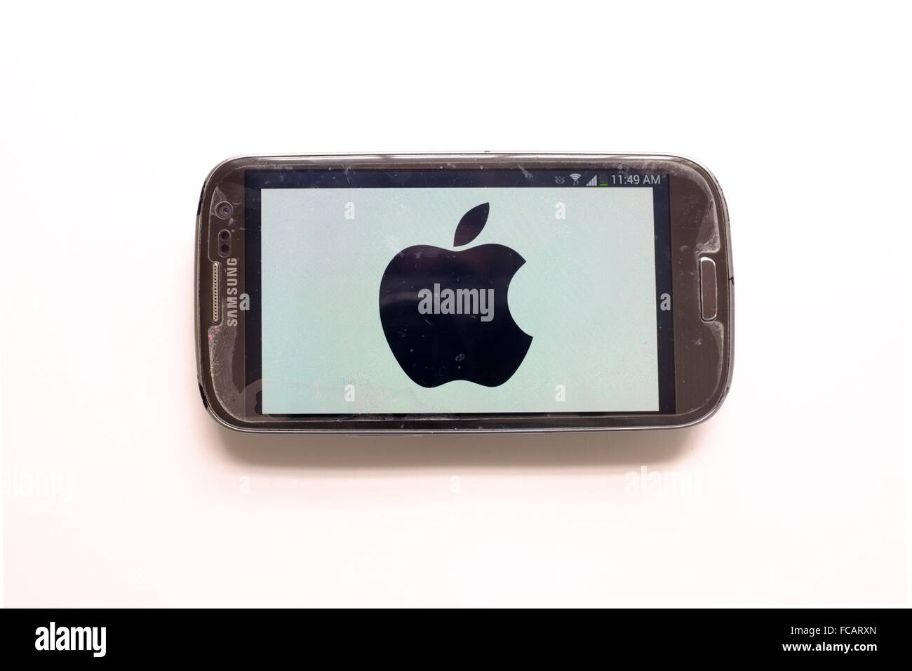 Le symbole de la pomme sur l'écran de smartphone photographié sur un fond blanc. Banque D'Images