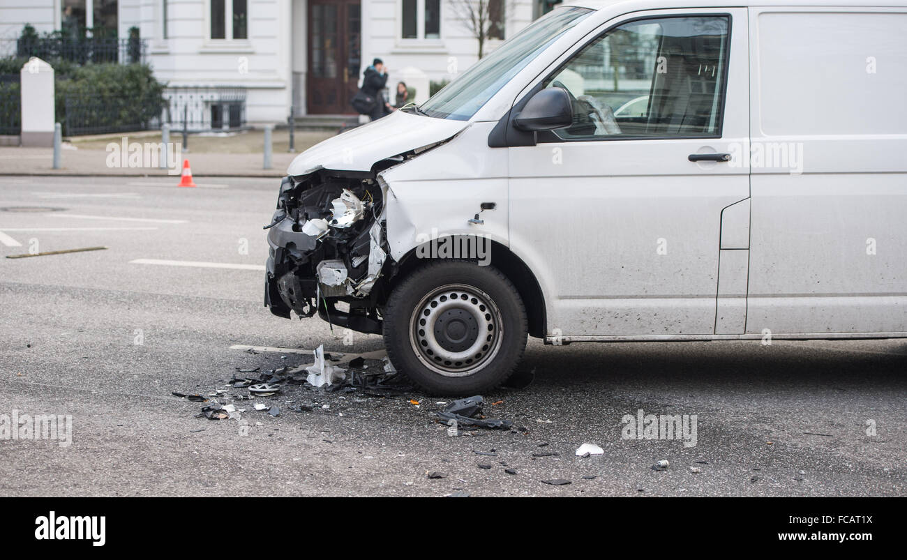 Un VW Transporter (Type T5) sur la photo après un accident à Hambourg, Allemagne, 21 janvier 2016. PHOTO : LUKAS SCHULZE/DPA Banque D'Images