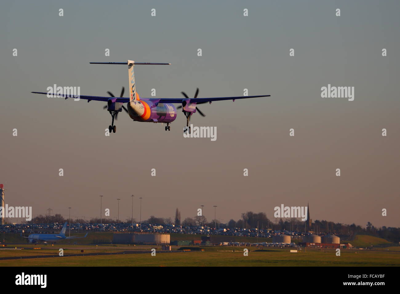 Flybe Dash DHC-8 402Q G-JEDW à l'atterrissage à l'aéroport de Birmingham, UK Banque D'Images