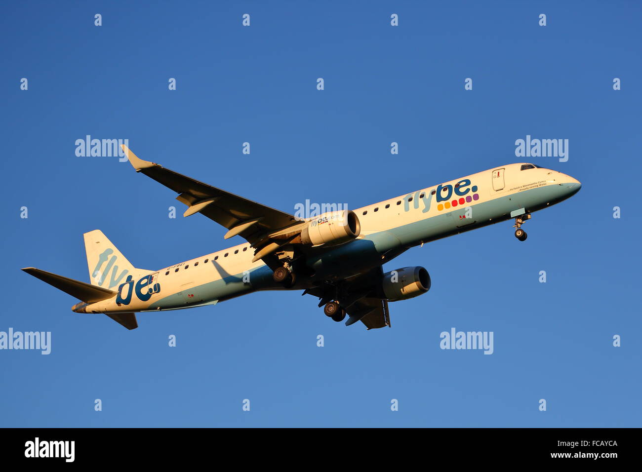 Flybe Embraer 190/195 195LR G-FBEI à l'atterrissage à l'aéroport de Birmingham, UK Banque D'Images