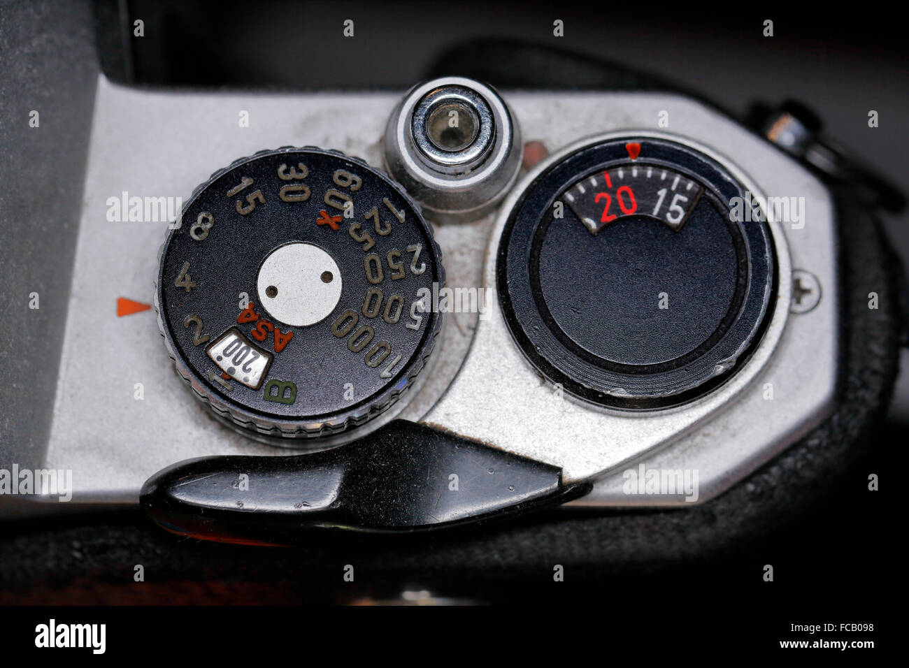 Levier d'avance du film, déclencheur, et ISO/ASA/vitesse bouton sur une Asahi Pentax K1000 caméra. Banque D'Images