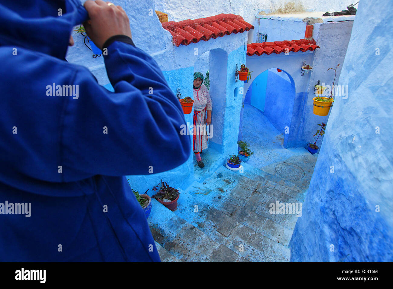 Les murs bleu de Chefchaouen, Maroc, qui se trouve dans les contreforts des montagnes du Rif. Banque D'Images