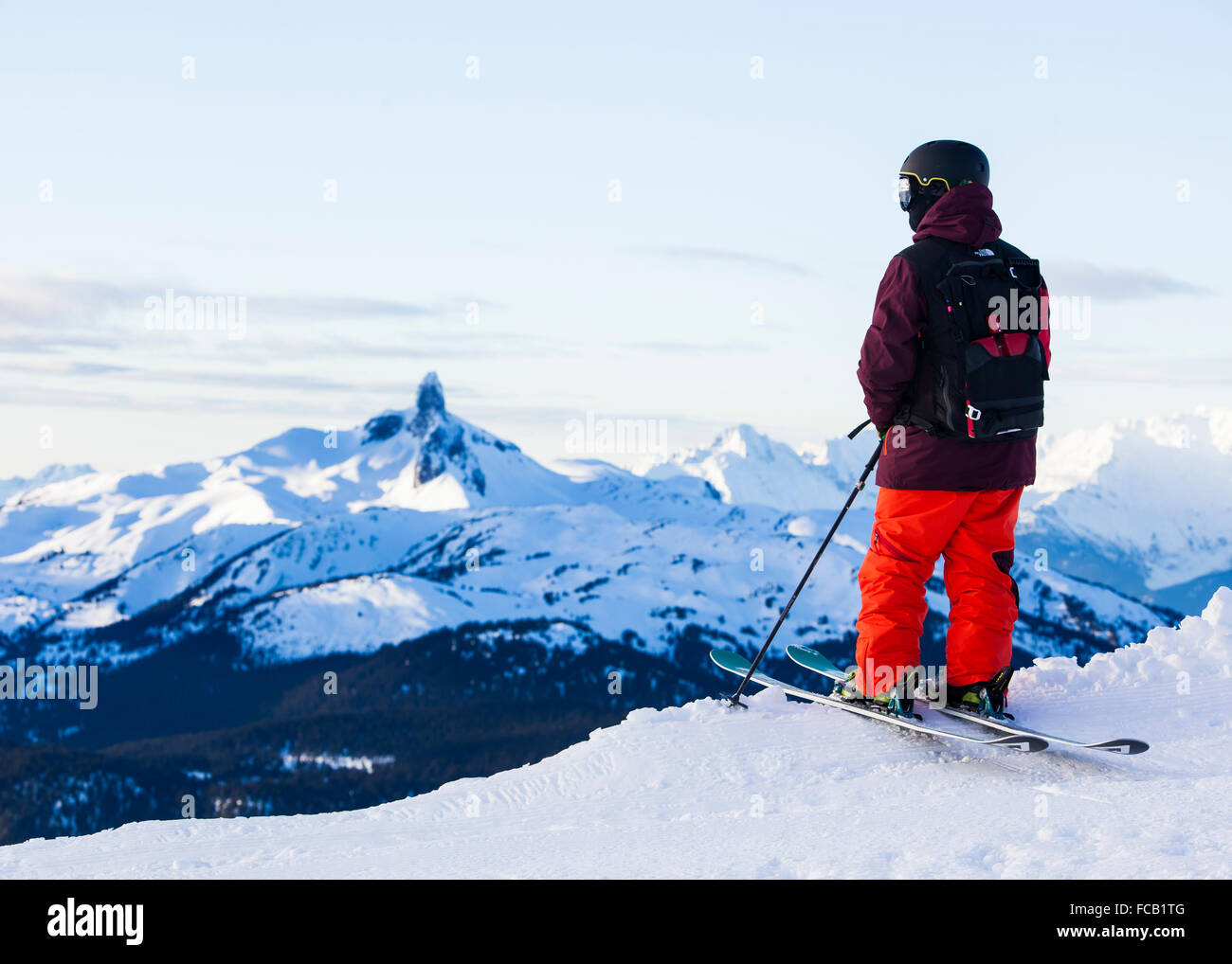 Dans la distance à la skieuse Banque D'Images