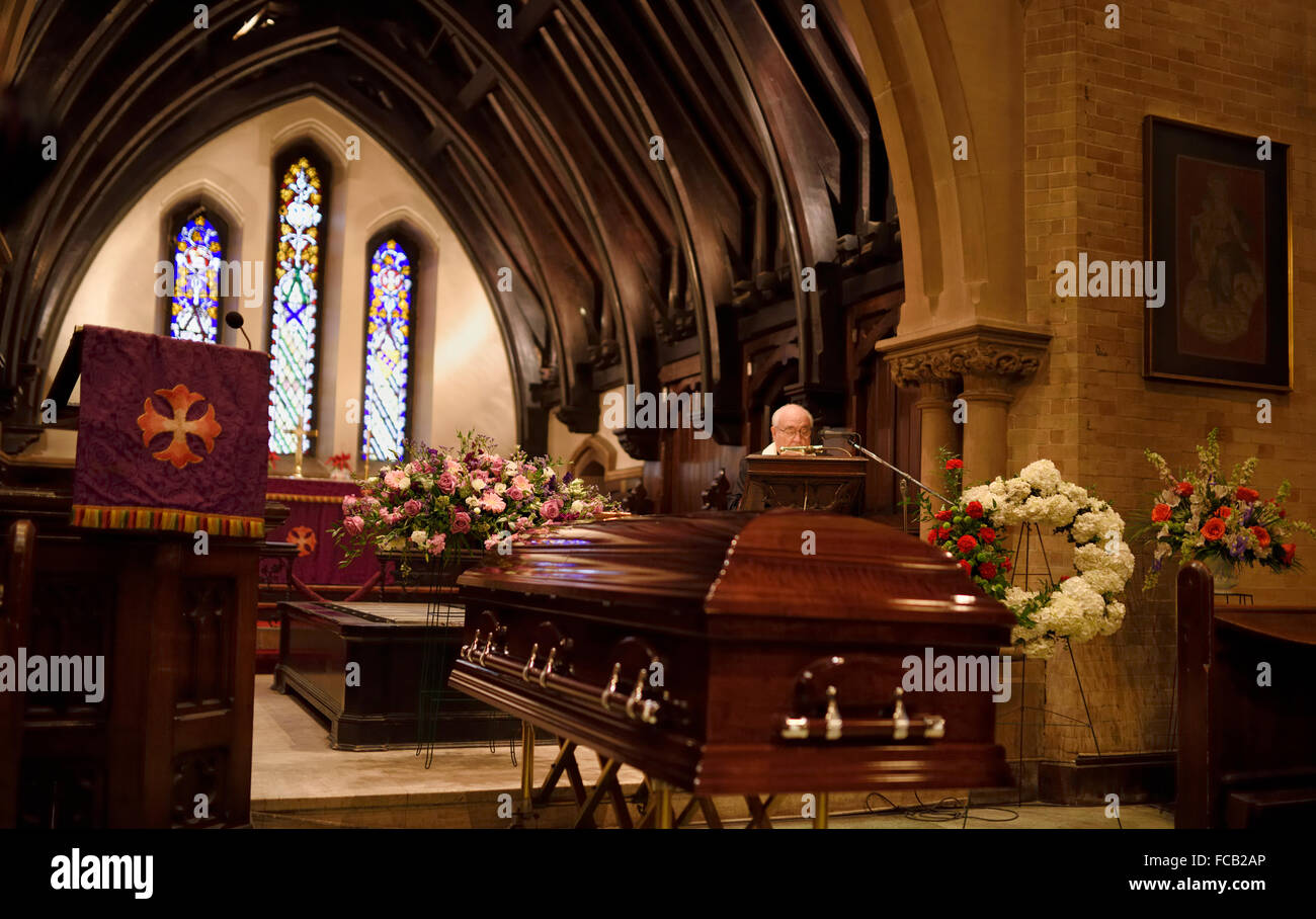 Coffin et fleurs à un enterrement dans une chapelle chrétienne Banque D'Images