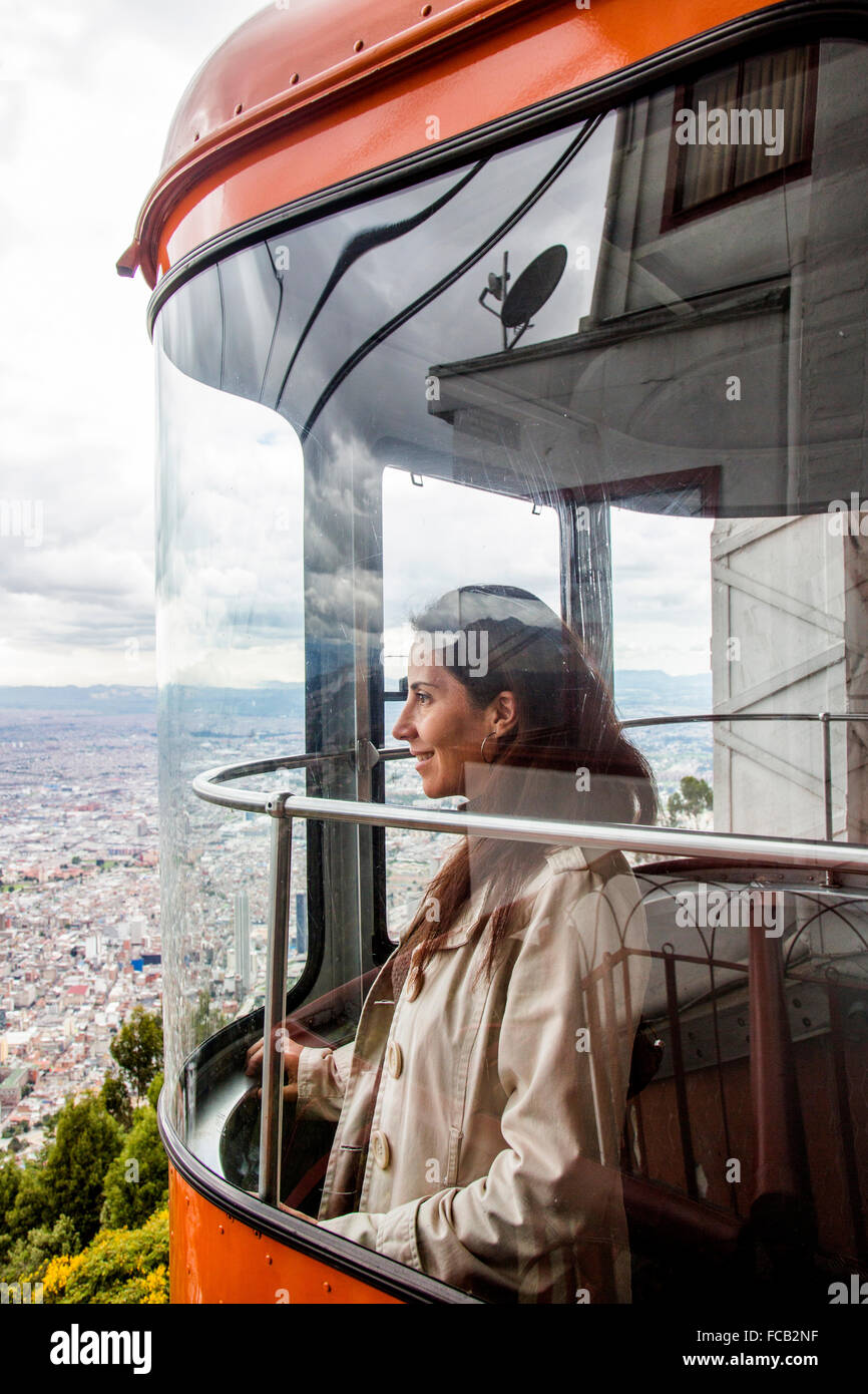 Une femme est en voiture du centre-ville au sommet du mont Monserrate (Cerro Monserrate) qui surplombe Bogota, Banque D'Images