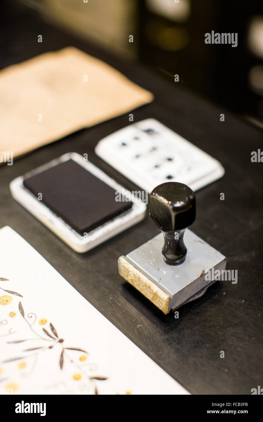 Un timbre et un bloc à une carte et à l'arrêt atelier à Vancouver, BC, Canada. Banque D'Images